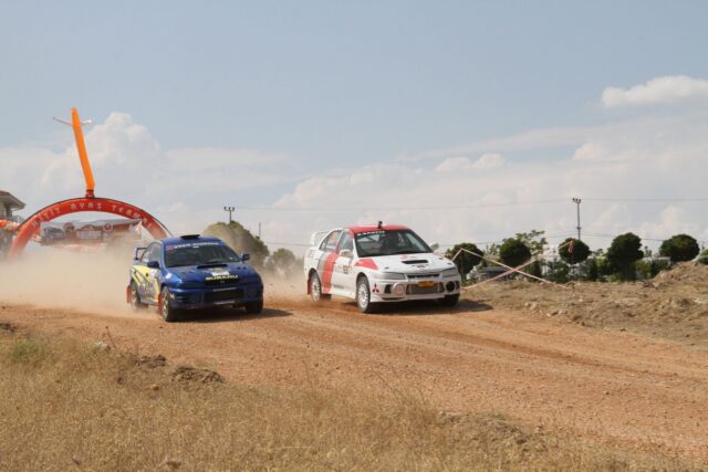 Comisar de traseu care flutură un steag galben lângă pista unui circuit de viteză