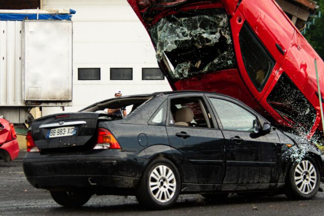 Linie de asamblare dintr-o fabrică de automobile, cu caroserii aflate în diferite etape de producție